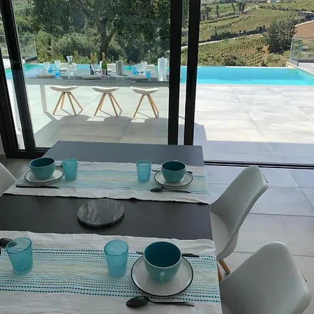 Elegant With Infinity Pool & Hot Tub Όμπιδος
