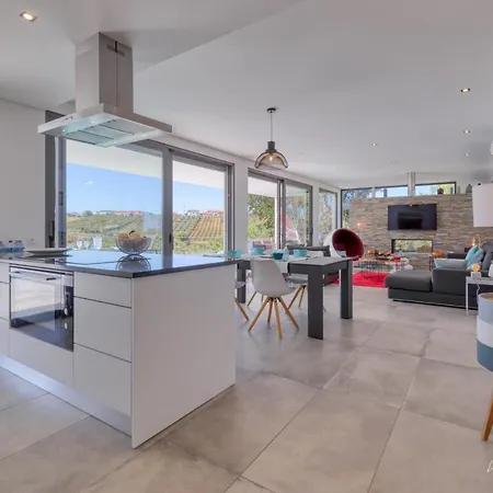 Elegant With Infinity Pool & Hot Tub *