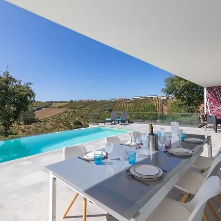 Elegant With Infinity Pool & Hot Tub